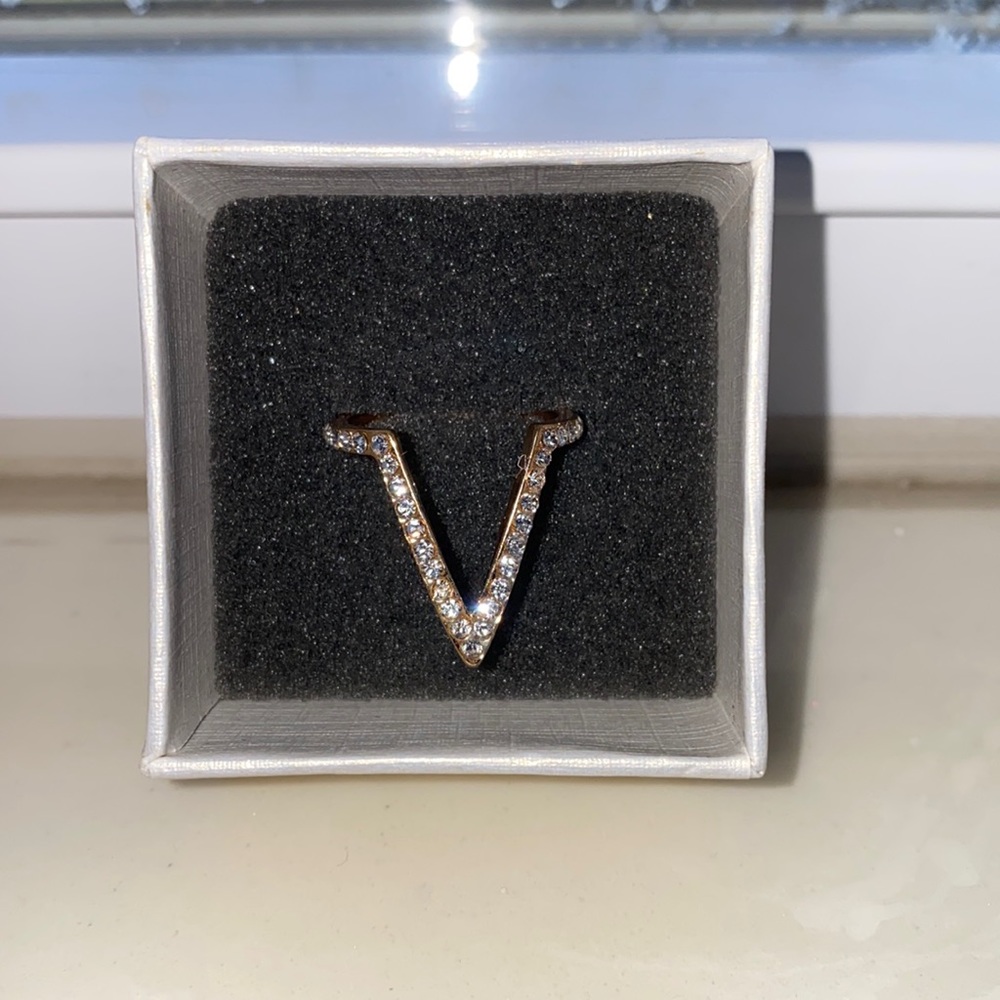 Women’s US size 8-9 gold banded ring